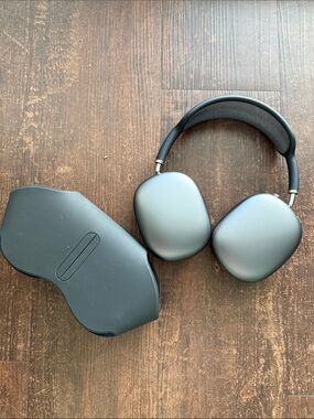 Apple AirPod max Wireless Over-Ear Headphones in Space Gray